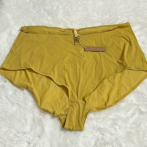 NWT SKIMS Soft Smoothing Cheeky Bikini